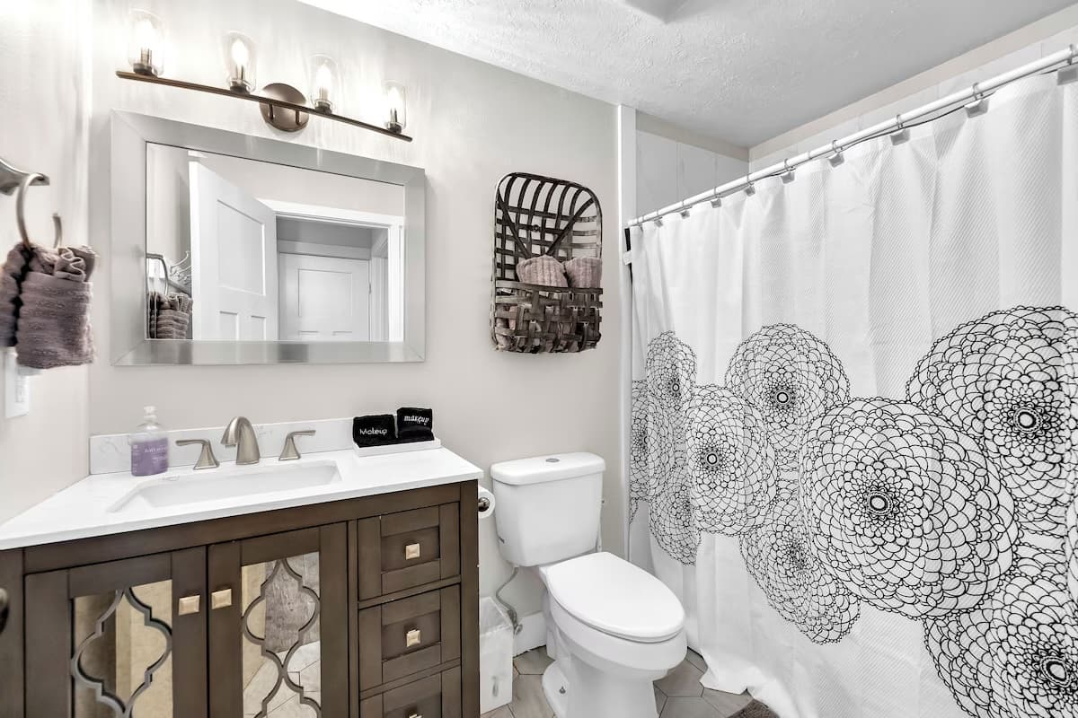 Guest bathroom with tub shower
